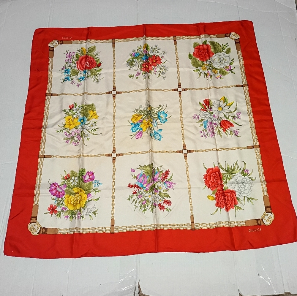 ❤️Rare VINTAGE GUCCI Italy Interlocking GG 9 Square Floral Theme Silk Scarf